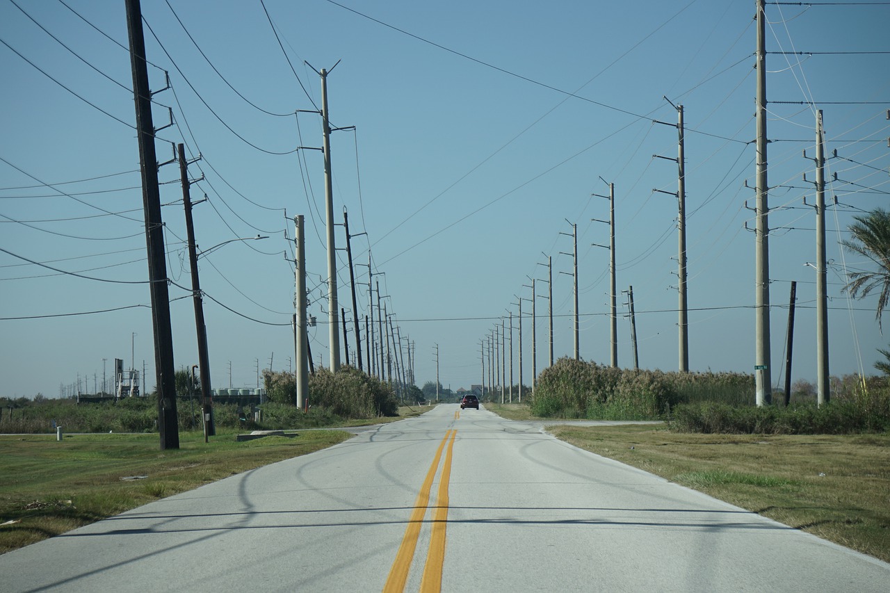 UK Plans to Install Overhead Powerlines for Trucks Traveling on the Highways